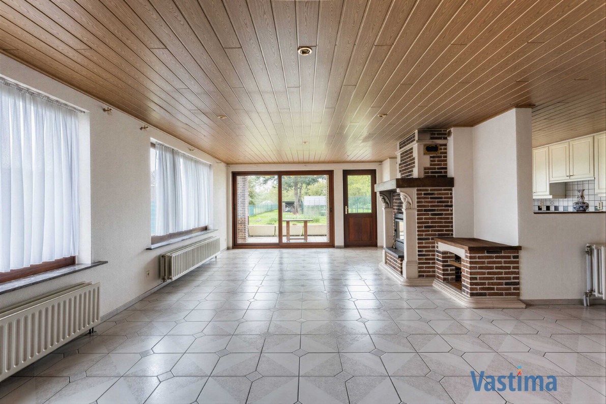 Immo Vastima - Huis Te koop Nieuwerkerken - Ruime halfopen bungalow met grote kelder, 3 slaapkamers en zonnige tuin